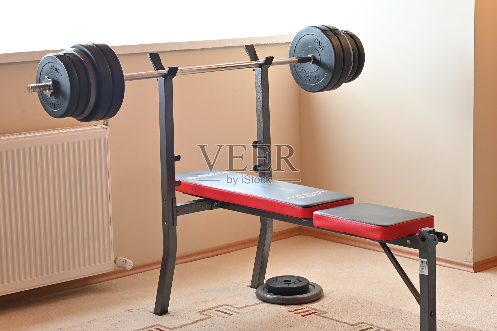 带杠铃的家庭健身长椅照片摄影图片