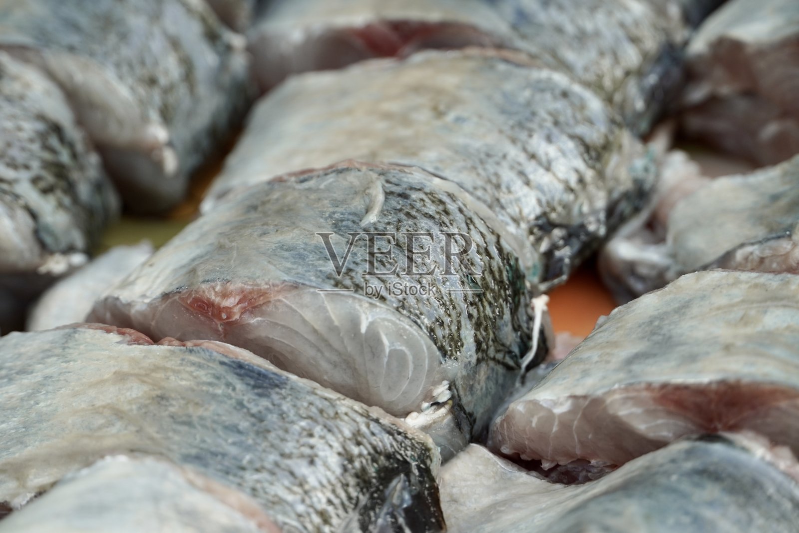 生肉鸡骨孤立在彩色背景。放在盘子里的鸡骨头在市场上出售。近距离观看鸡骨头在一个盘子。照片摄影图片