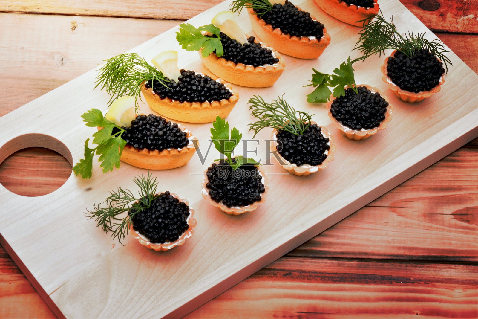 黑鱼子酱馅饼照片摄影图片