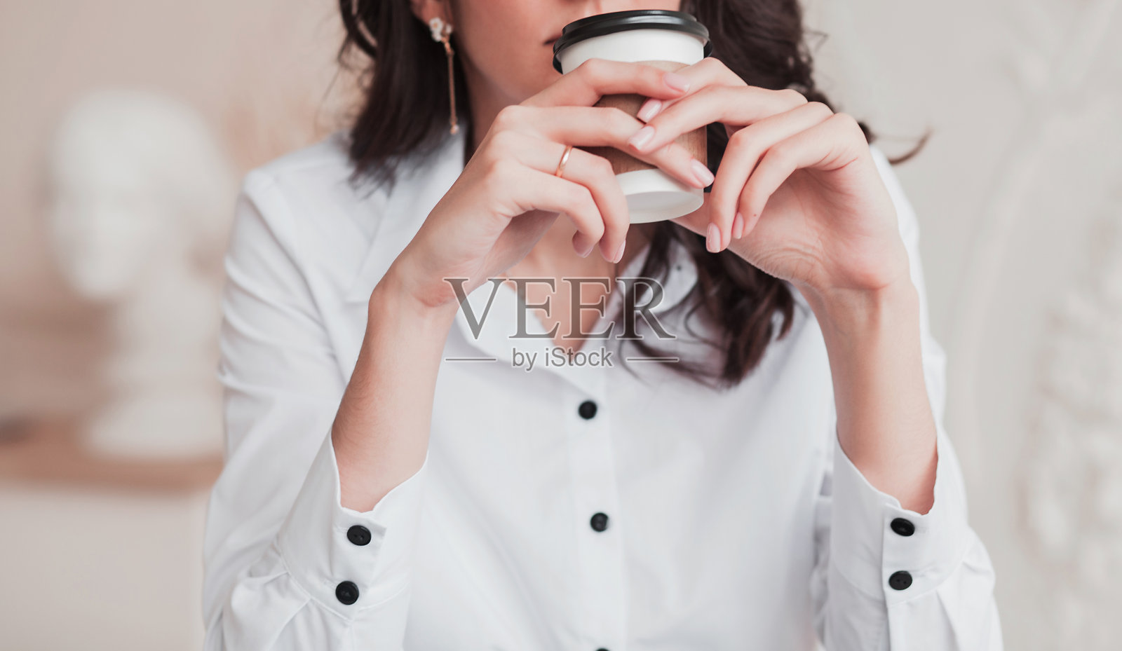 美女喝咖啡照片摄影图片