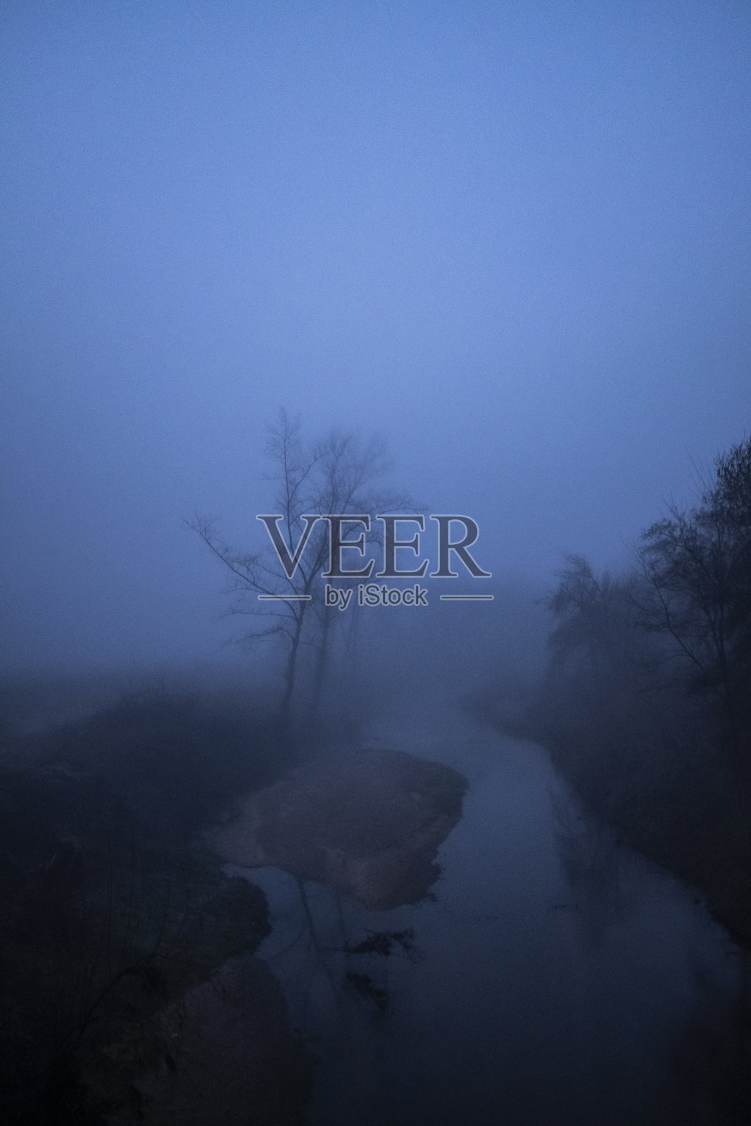 深雾蒙蒙的山水上有一幅冬季小河夜景照片摄影图片