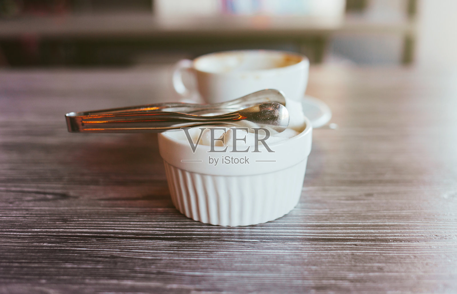 桌上放着白砂糖块照片摄影图片