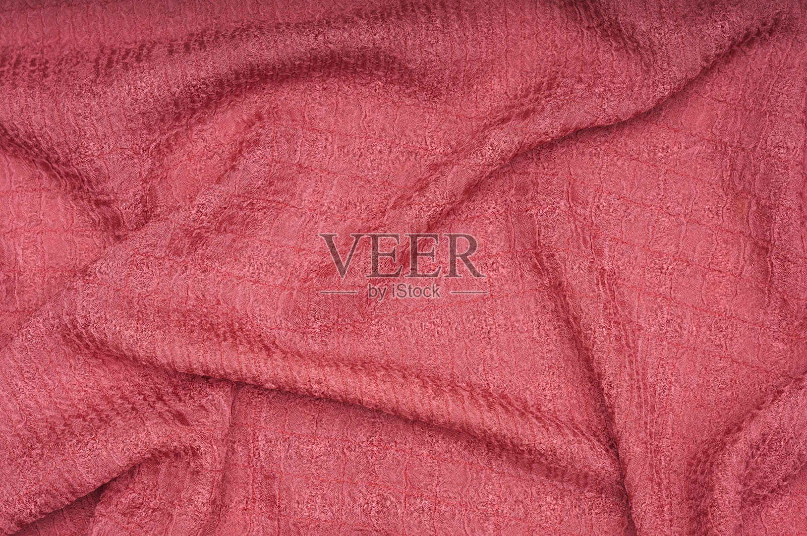 压花丝绸粉织物纹理。皱巴巴的材料照片摄影图片