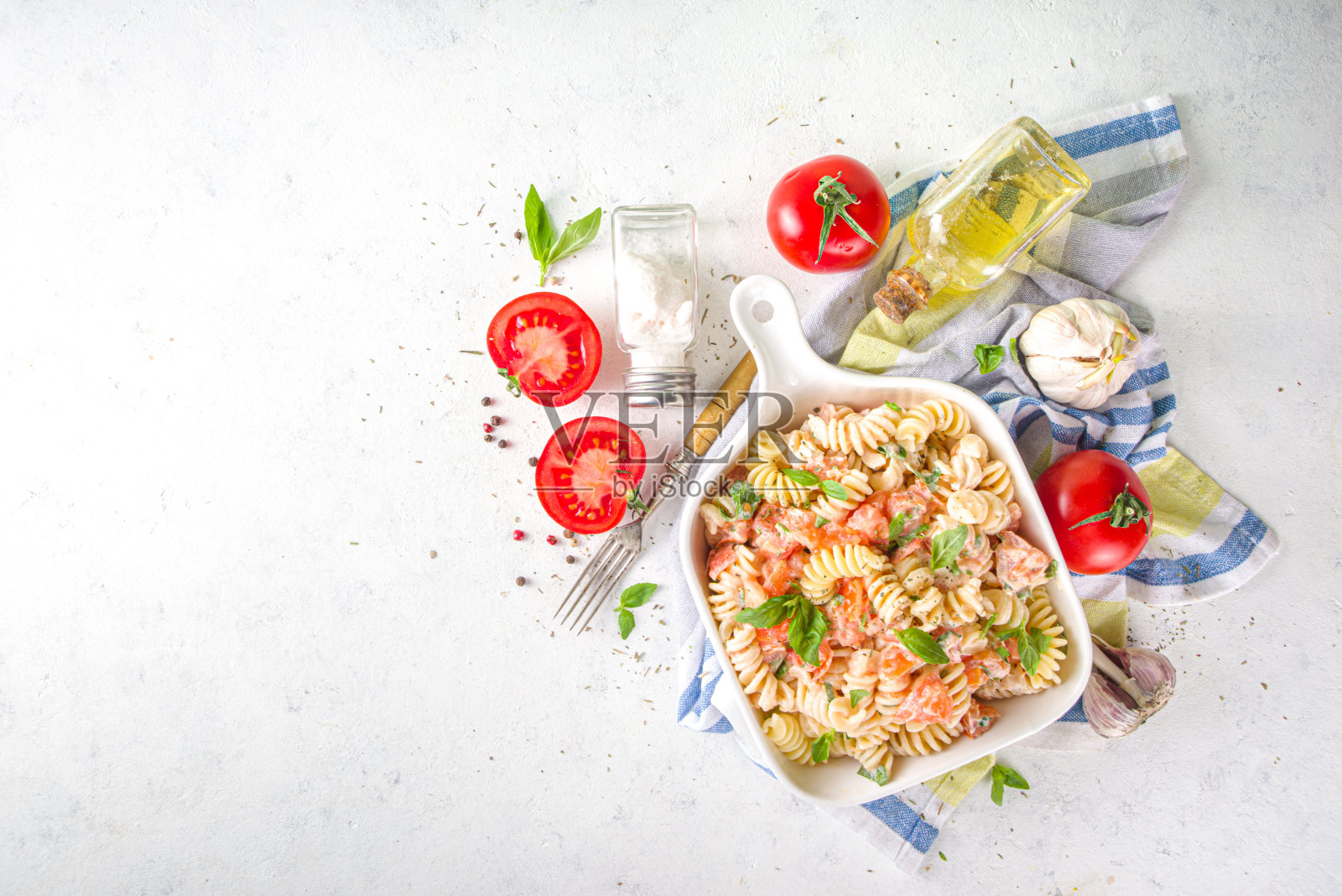 春季意大利面加奶酪和蔬菜照片摄影图片