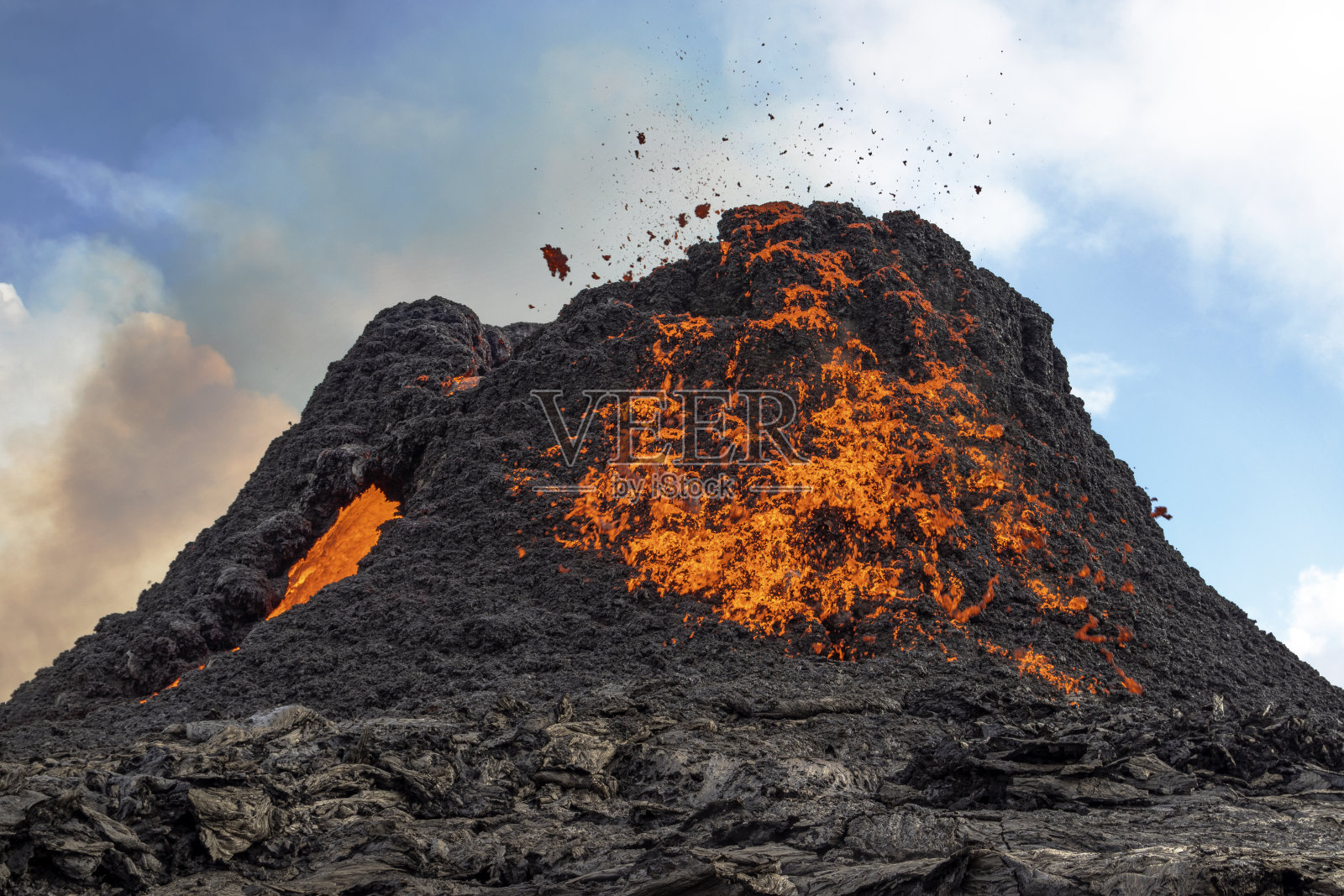 火山口。冰岛Fagradalsfjall火山爆发。照片摄影图片