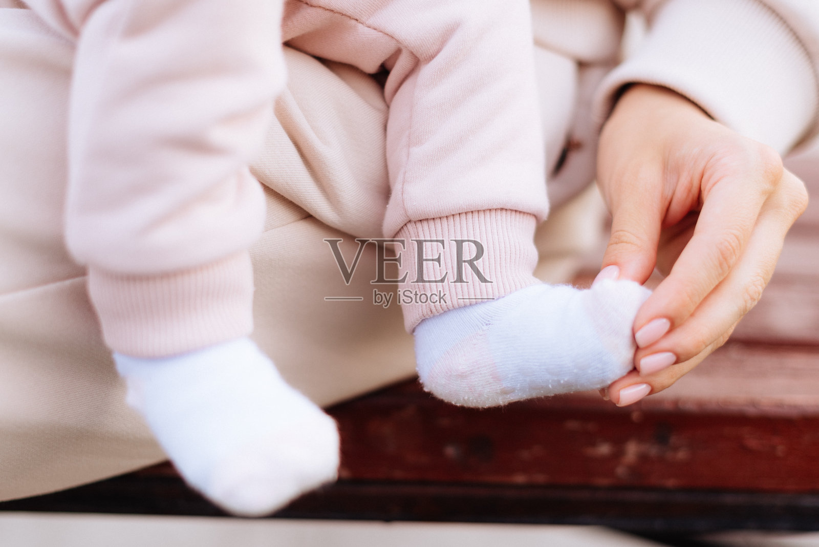 宝宝的腿和妈妈的手合拢照片摄影图片