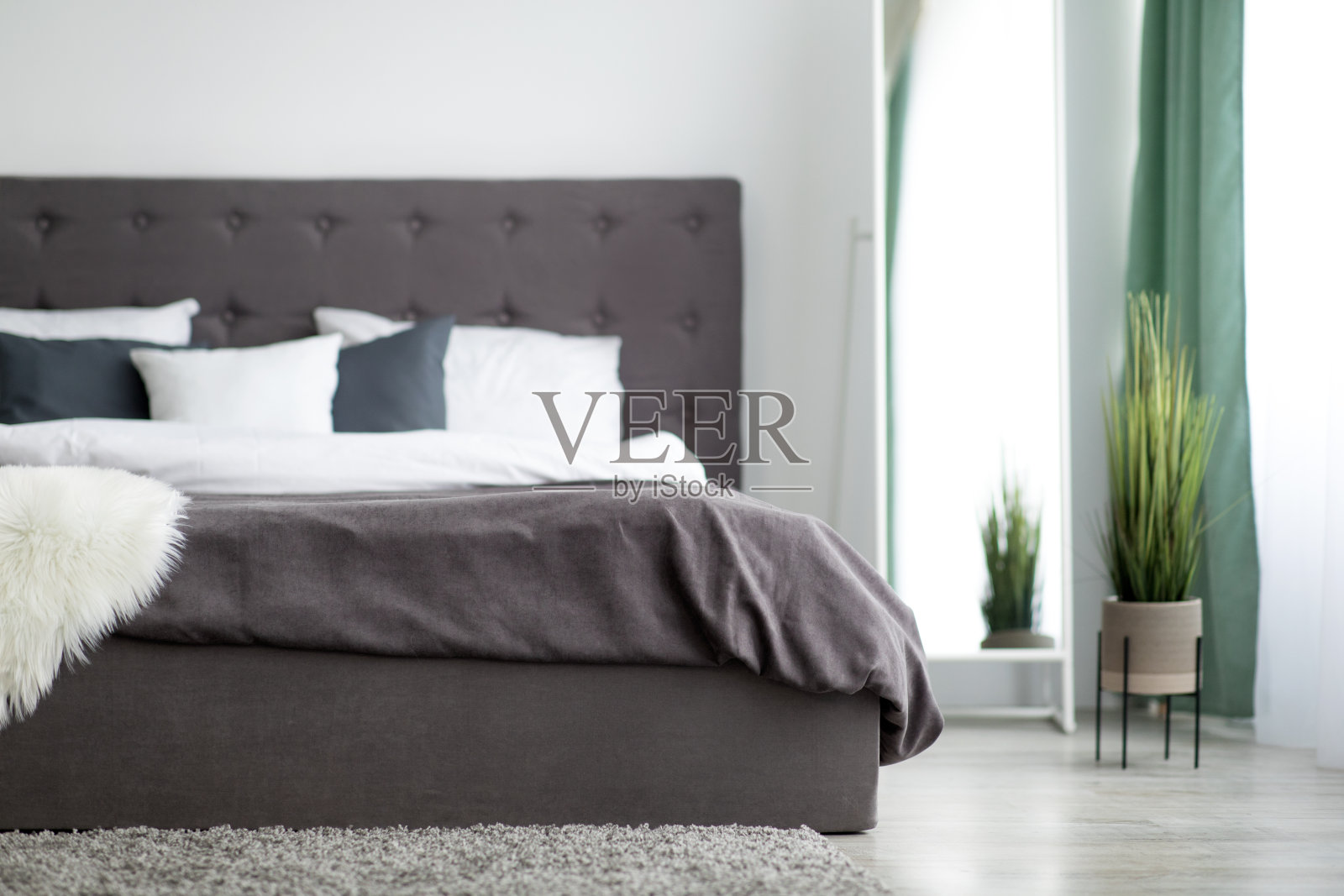 现代风格的室内卧室，舒适的家具照片摄影图片