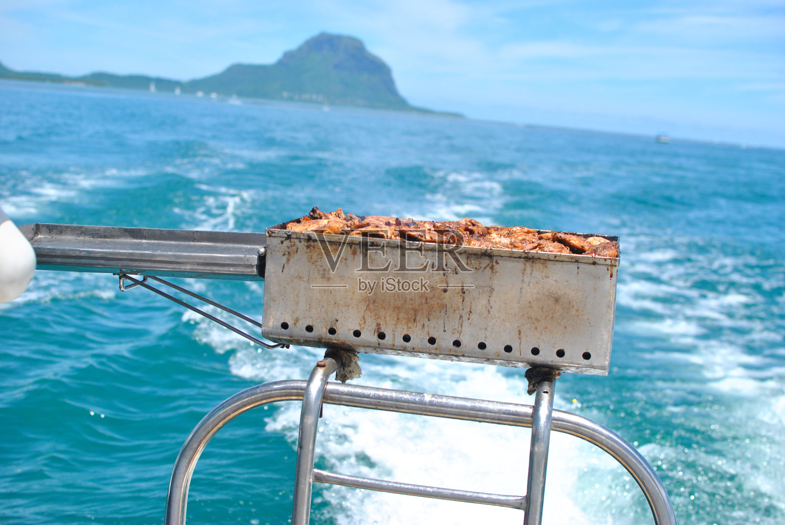 船上烧烤照片摄影图片