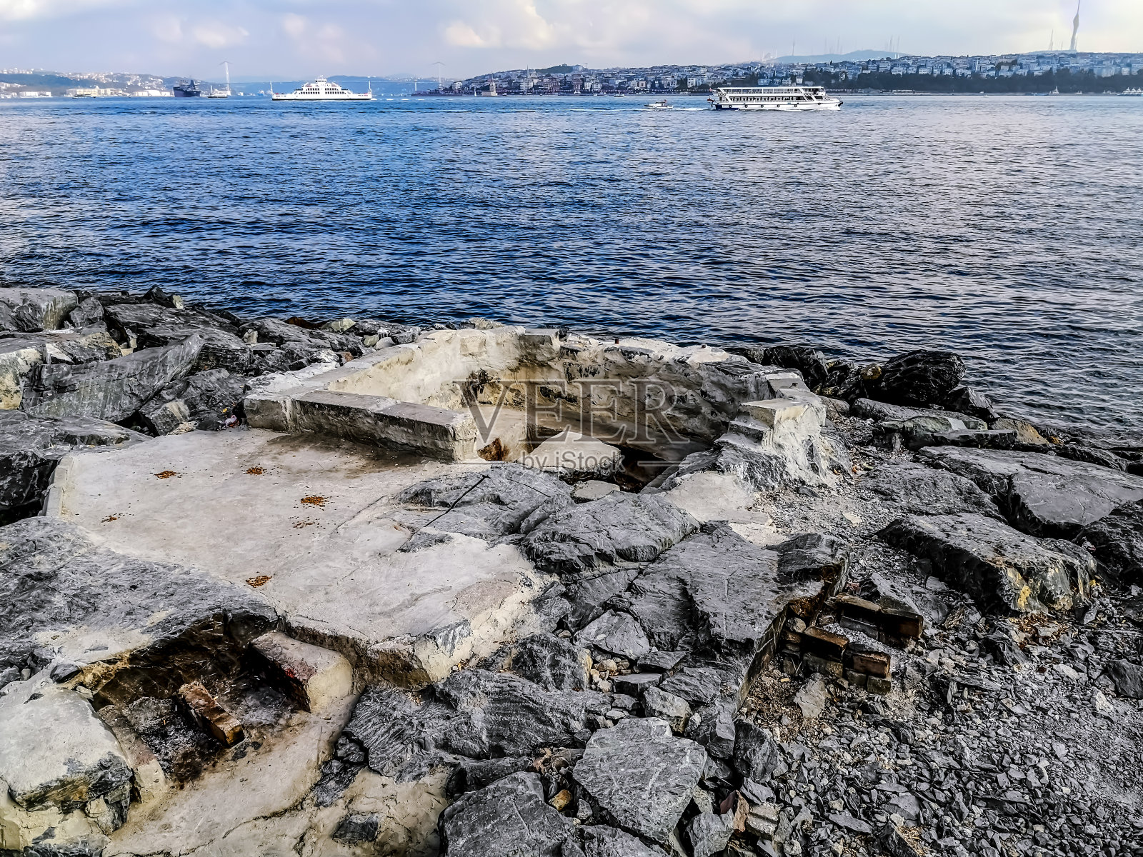 伊斯坦布尔(土耳其)博斯普鲁斯海峡堤岸上的渔楼照片摄影图片