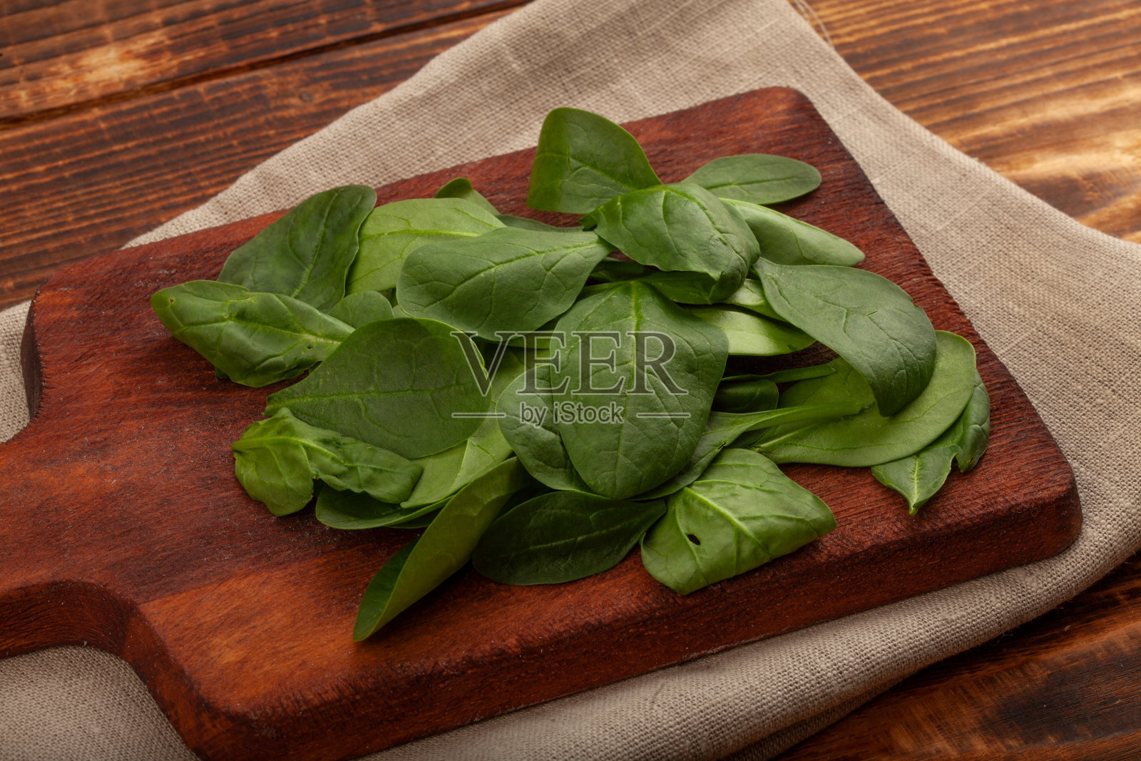 木板上的新鲜绿色菠菜照片摄影图片