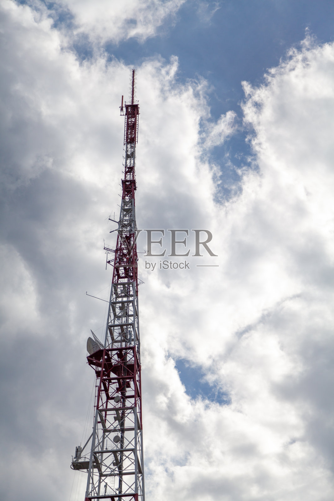 多云的天空映衬着电视塔照片摄影图片