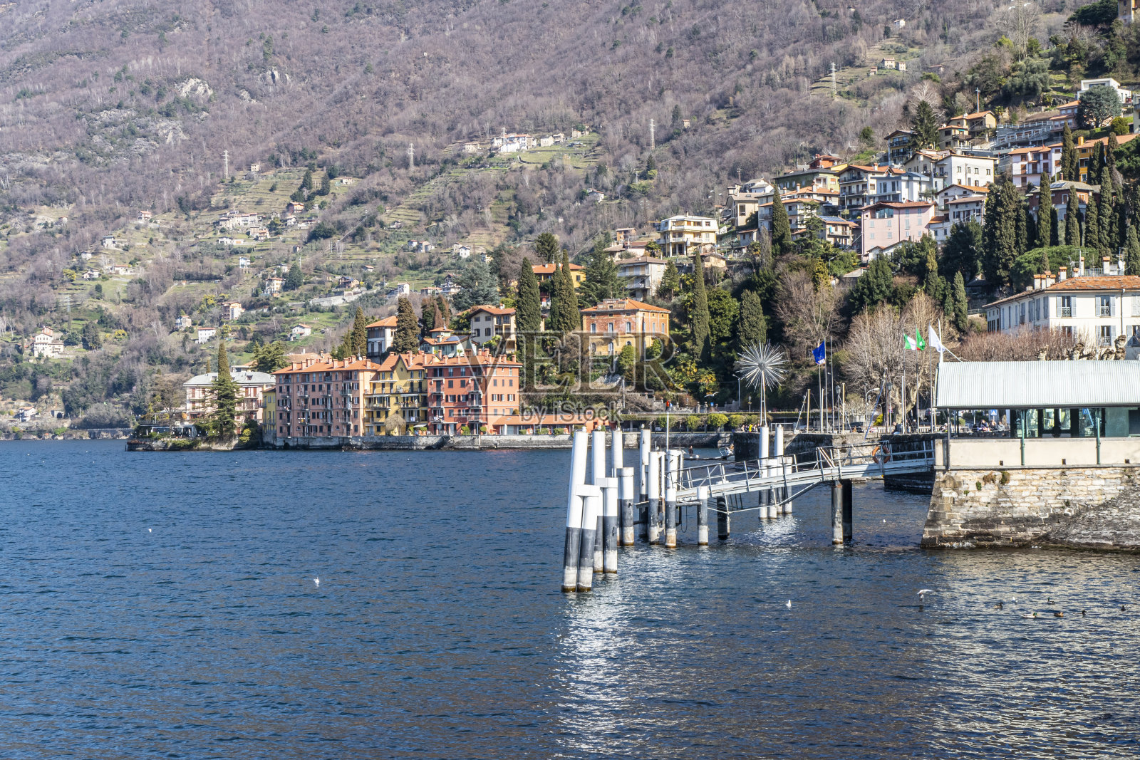 在贝拉诺的科莫湖边散步照片摄影图片