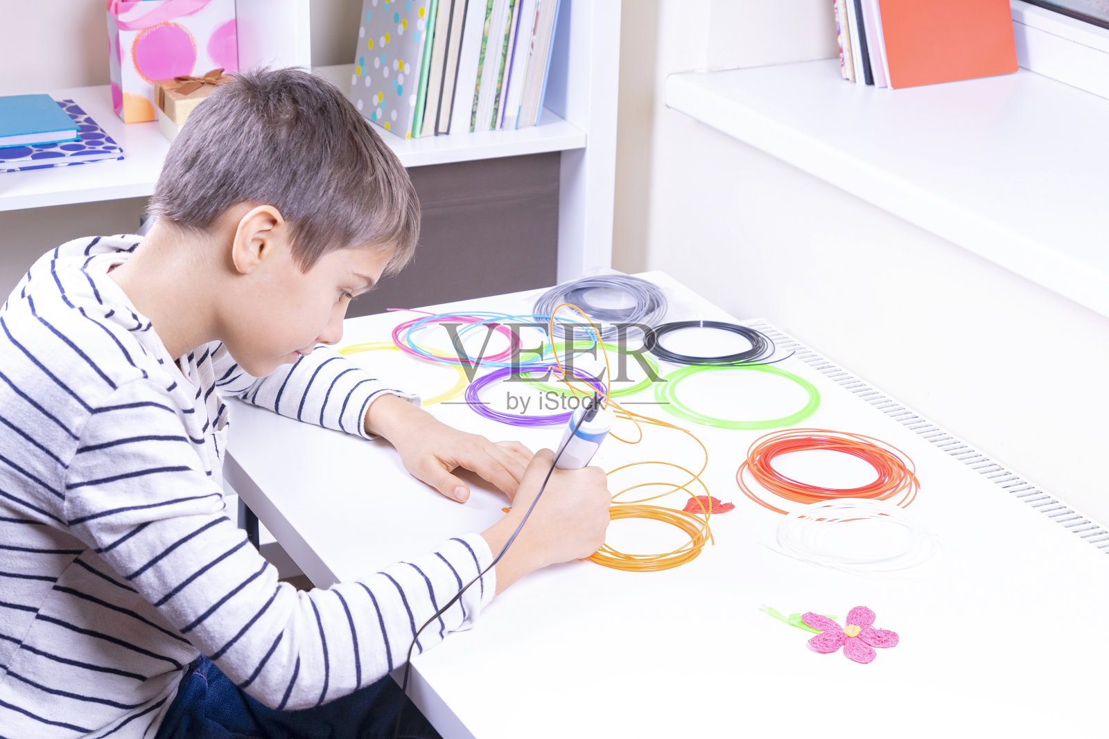 男孩用3d笔创建新的3d对象。在家学习和娱乐照片摄影图片