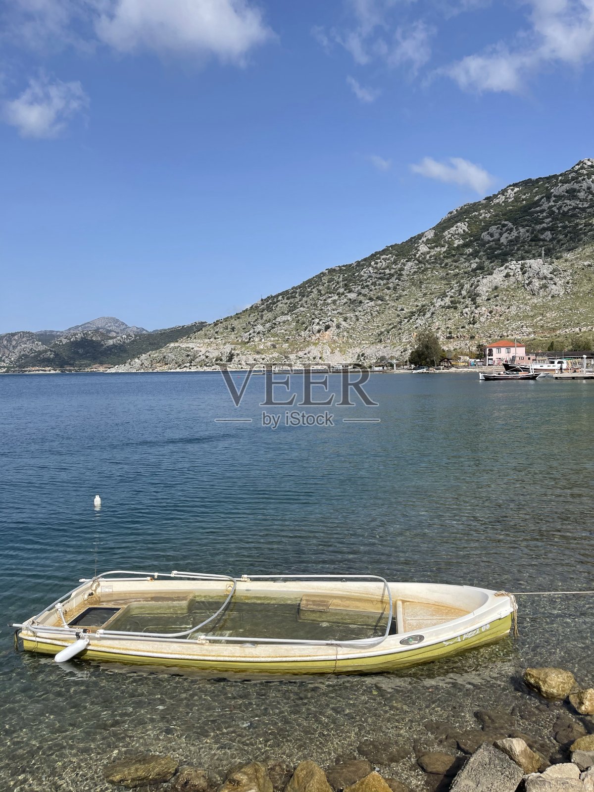 码头上的沉船照片摄影图片