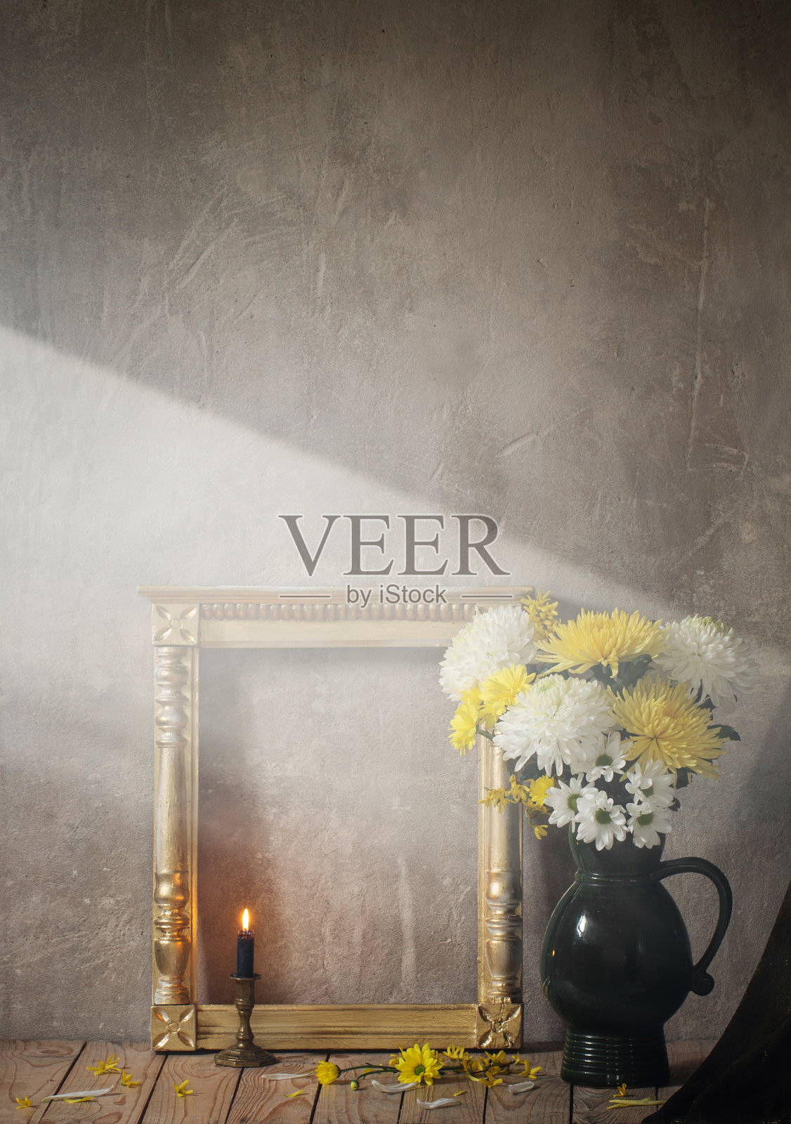 菊花和金色木框背景老墙上的静物画照片摄影图片