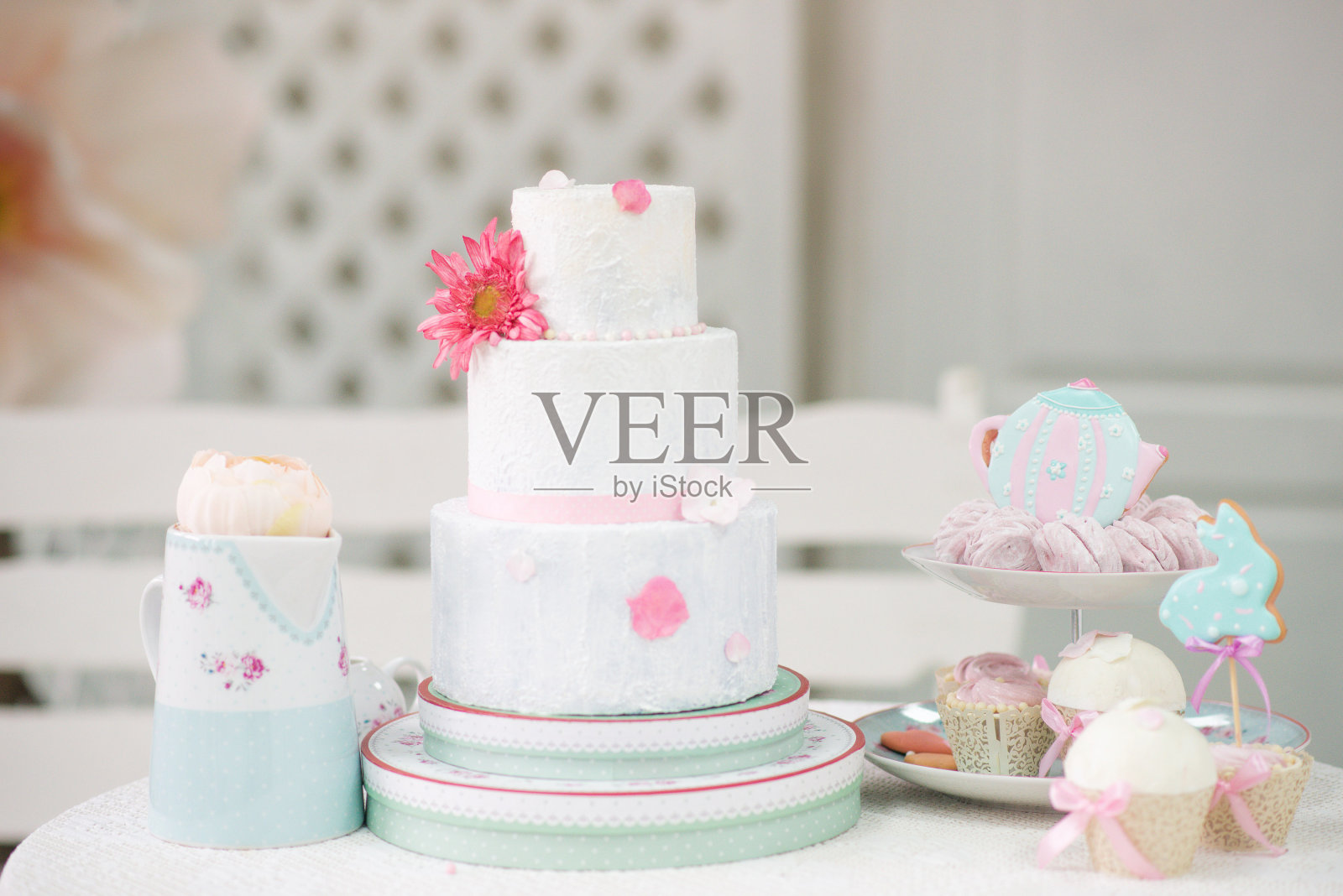 复活节茶几:兔子形状的手工姜饼蛋糕、装饰物、棉花糖。照片摄影图片