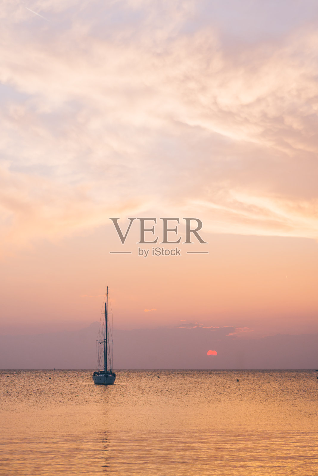 日落时海湾上的游艇照片摄影图片