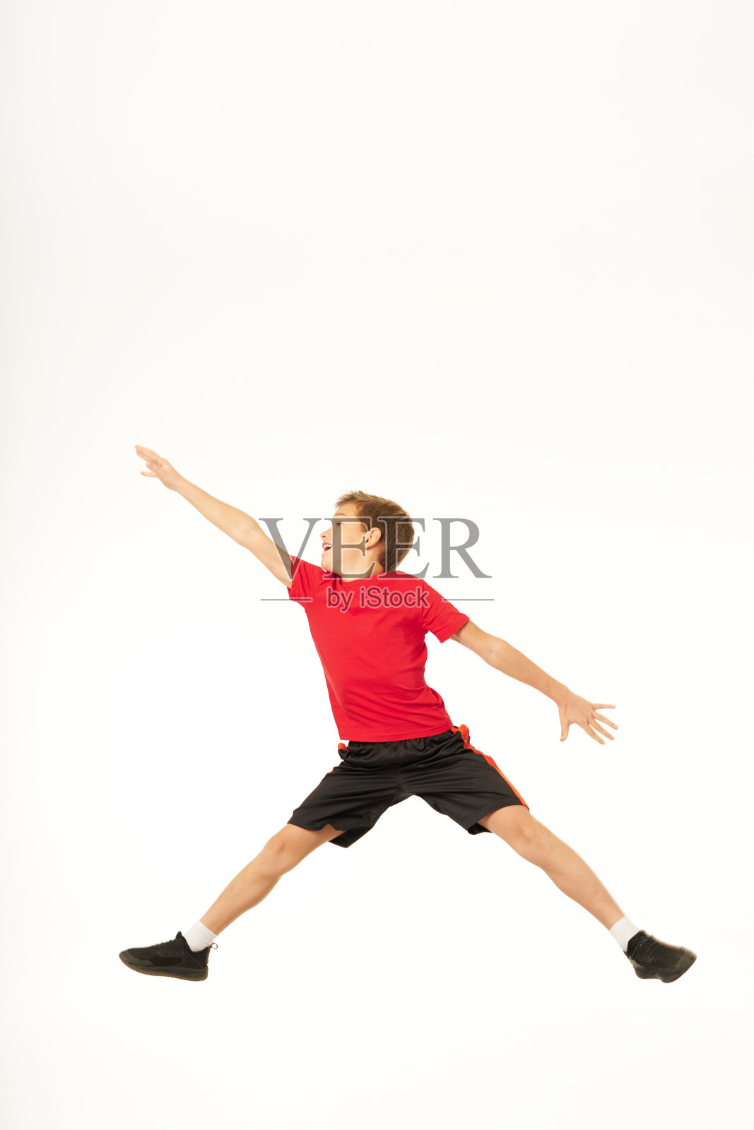 可爱的小男孩跳了起来，伸出手去抓什么东西照片摄影图片