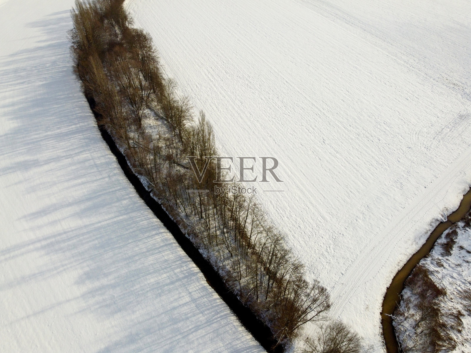 巴伐利亚的一条小溪，鸟瞰图与照片摄影图片