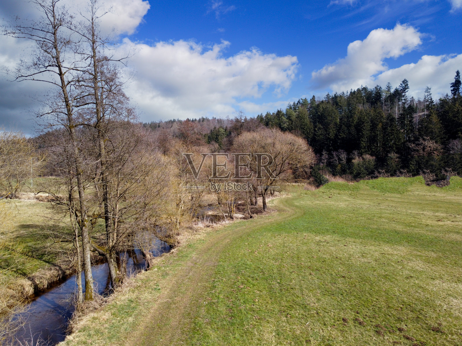 巴伐利亚的一条小溪，鸟瞰图与照片摄影图片