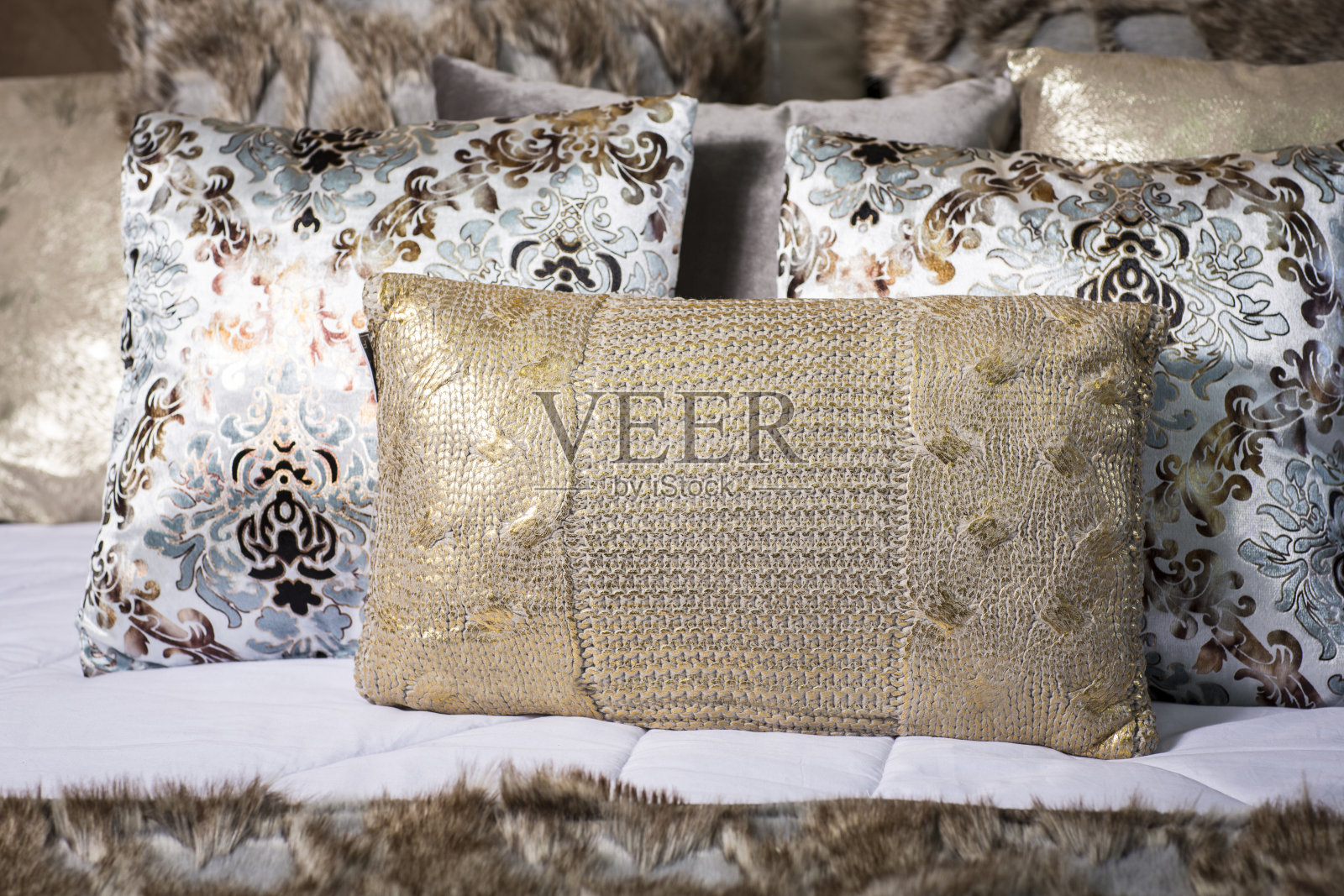 开放现代豪华家庭室内客厅和石头壁炉。照片摄影图片