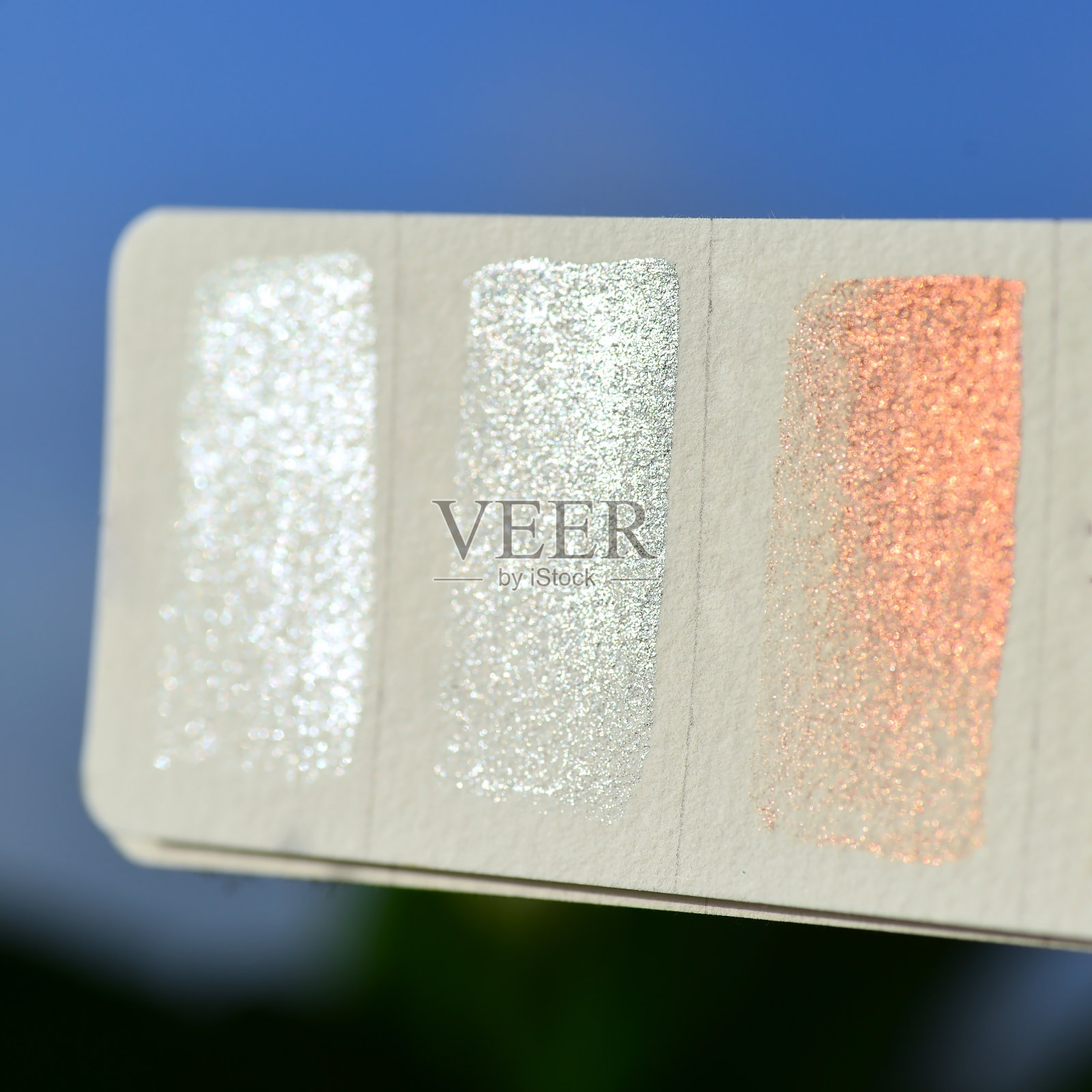 用金属色水彩颜料制成的调色板碎片。照片摄影图片