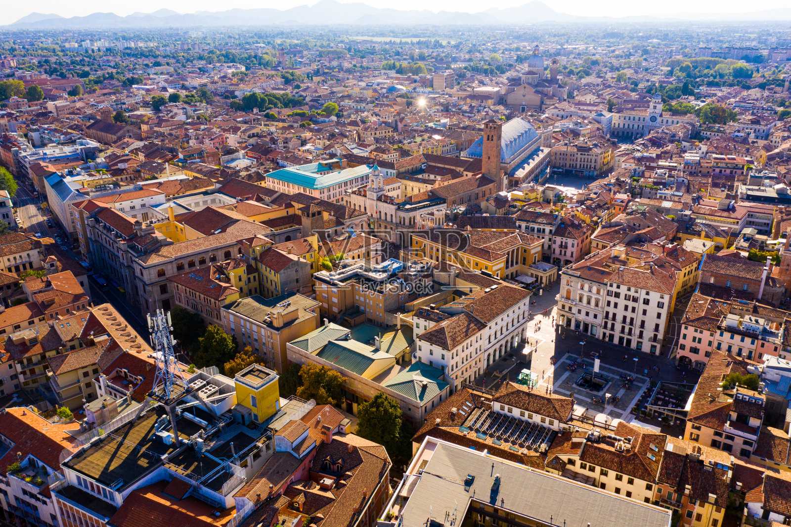 鸟瞰图的帕多瓦城市景观与建筑和街道照片摄影图片