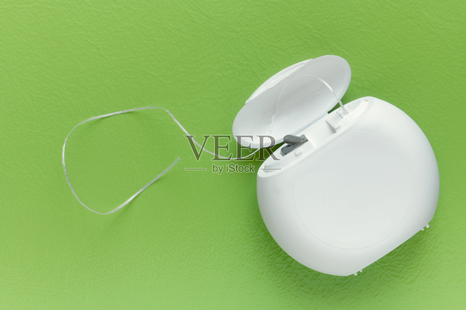 牙线在绿色背景与复制空间，俯视图照片摄影图片