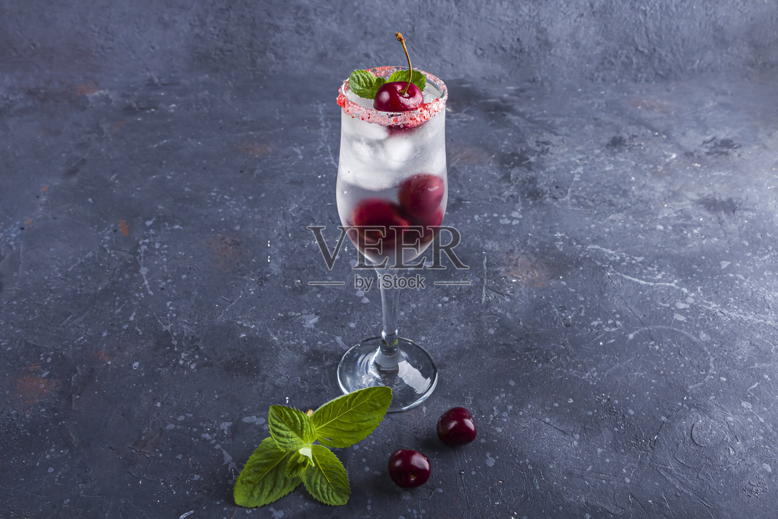 新鲜樱桃的鸡尾酒。巧克力樱桃马提尼，醉樱桃，潘趣酒。照片摄影图片