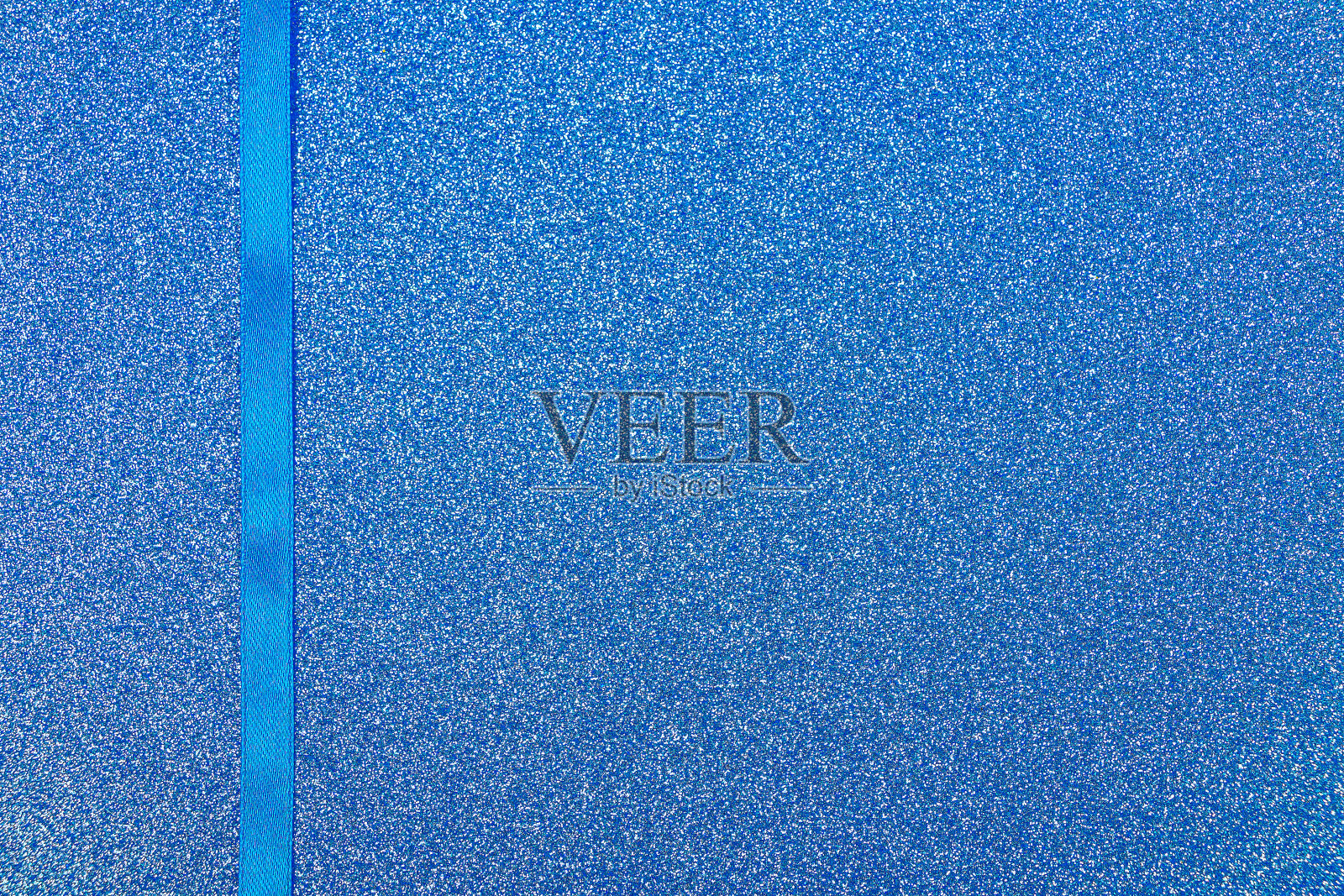 邀请贺卡或礼物盒为父亲，情人节，生日。蓝色闪光模板，用于刻字或带缎带的图形设计。复制空间的文本，模拟。节日的背景。照片摄影图片