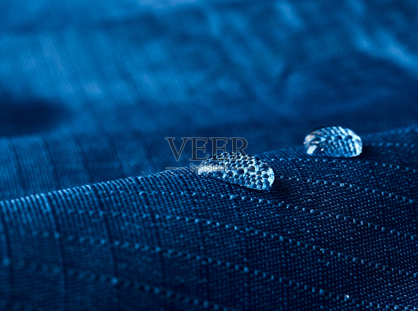 水滴在防水的纺织材料上照片摄影图片