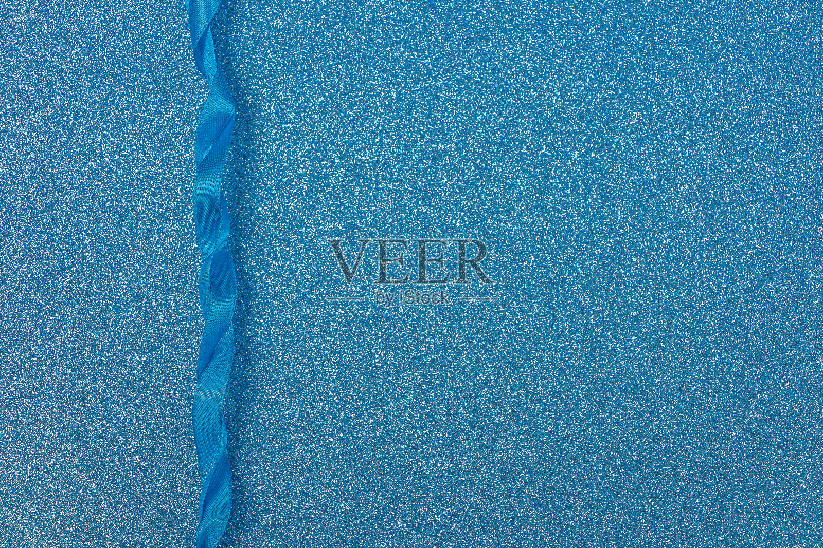 邀请贺卡或礼物盒为父亲，情人节，生日。蓝色闪光模板，用于刻字或带缎带的图形设计。复制空间的文本，模拟。节日的背景。照片摄影图片