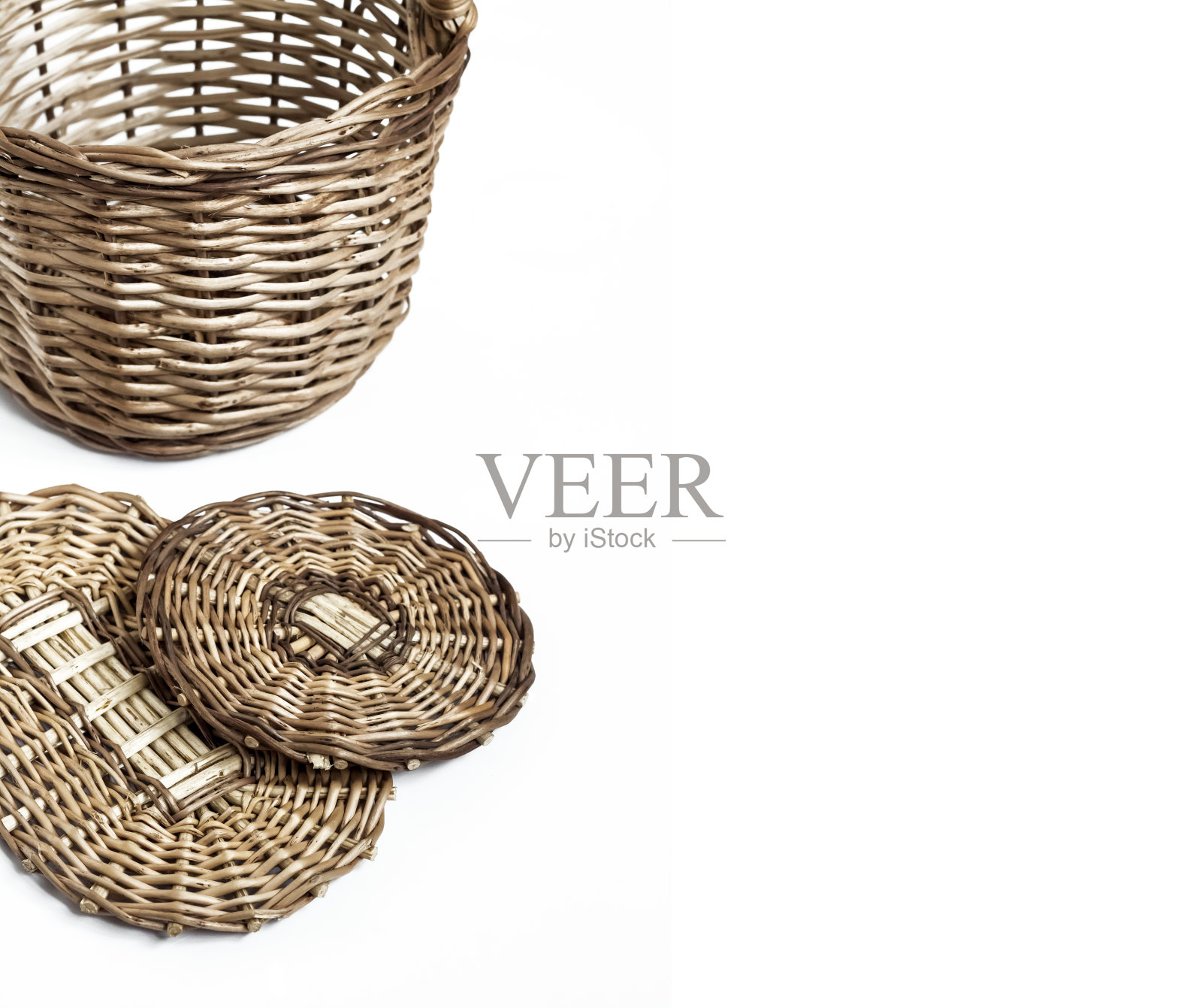 柳条篮子和底部的篮子孤立在白色的背景照片摄影图片