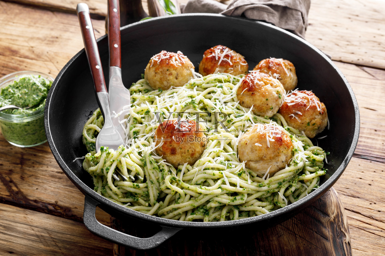 意大利面加肉丸和香蒜沙司照片摄影图片