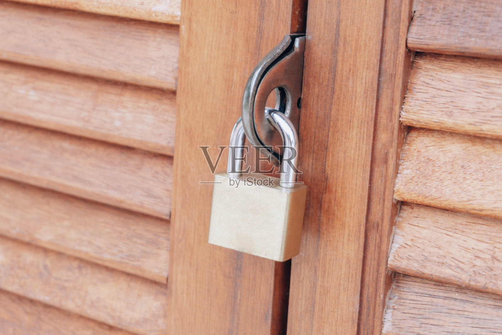 老主钥匙锁上老木头背景照片摄影图片