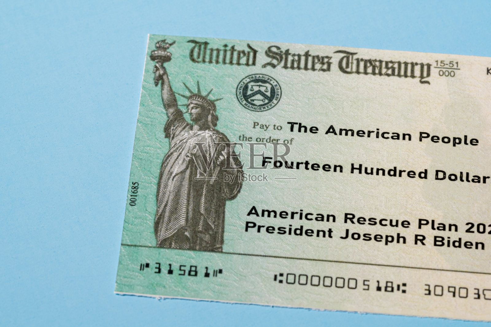 来自美国国税局的2021年联邦刺激付款支票的说明照片摄影图片
