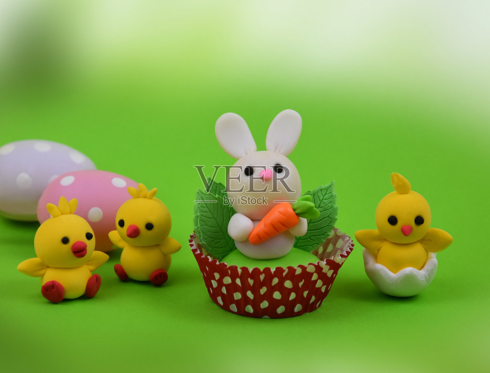 可爱的复活节兔子宝宝和小鸡玩具上的绿色背景股票图像照片摄影图片
