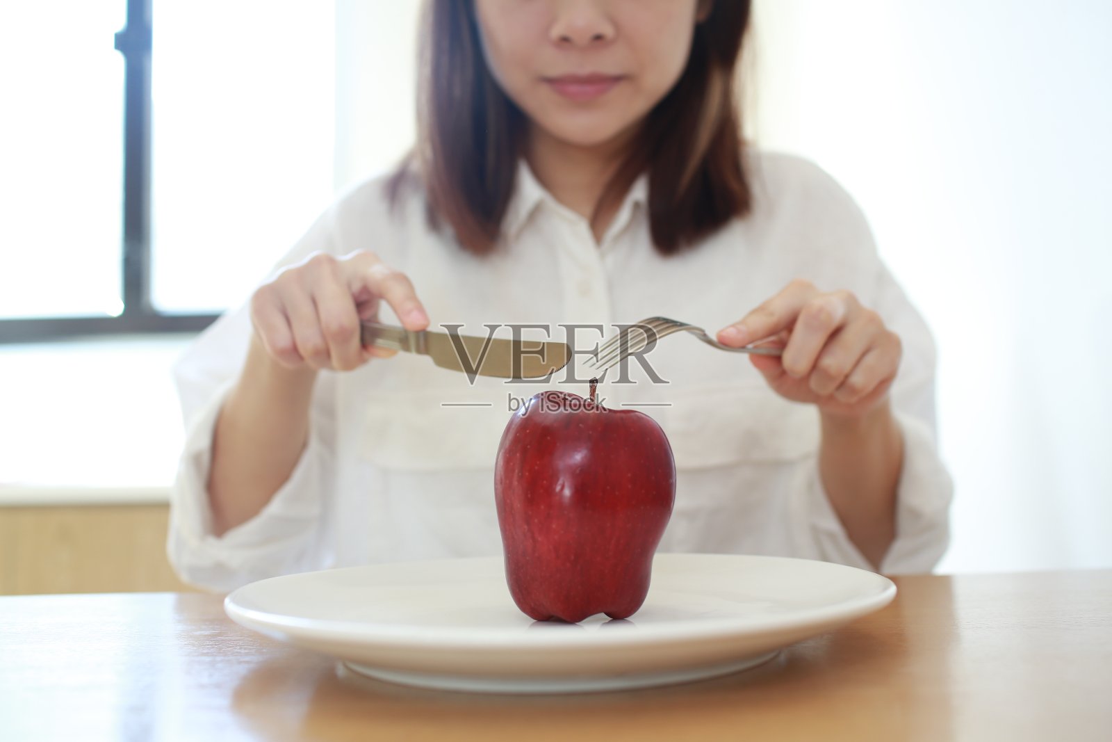 女人准备吃苹果了照片摄影图片