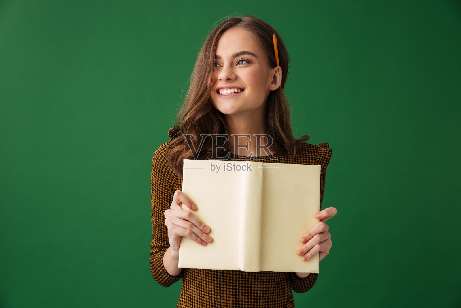 了不起的年轻女子在读书。照片摄影图片