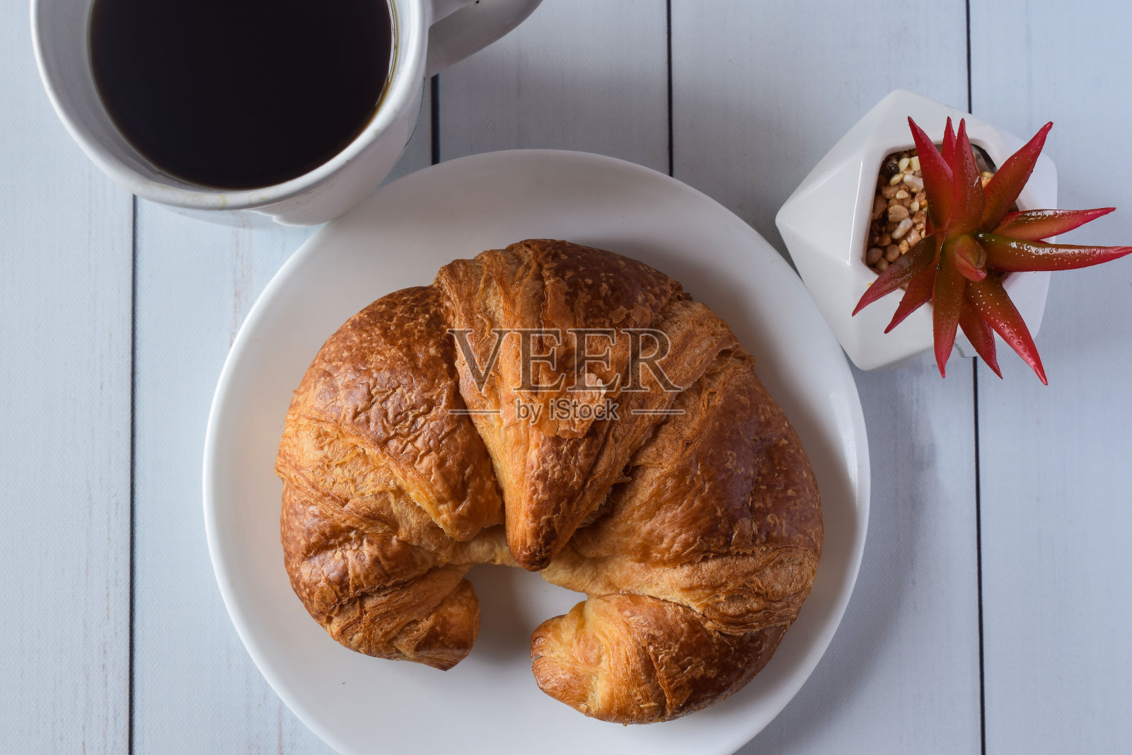 牛角面包配一杯咖啡照片摄影图片
