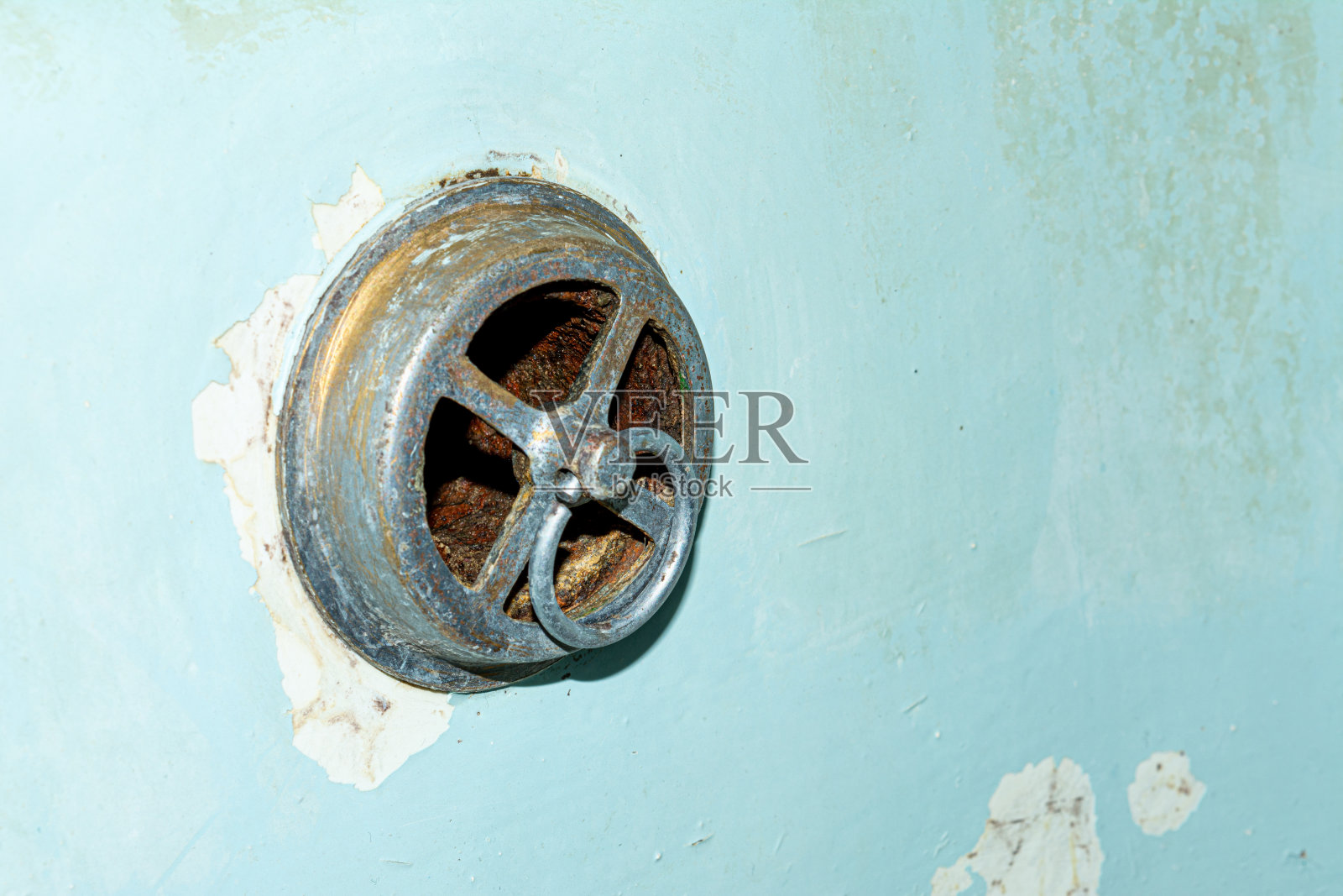 浴室有漏水洞。浴件近景不卫生。管道抽象背景照片摄影图片