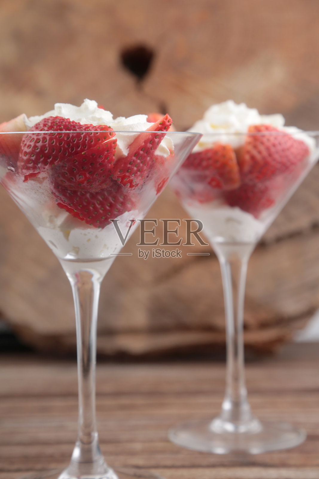 新鲜奶油草莓作为美味的甜点照片摄影图片