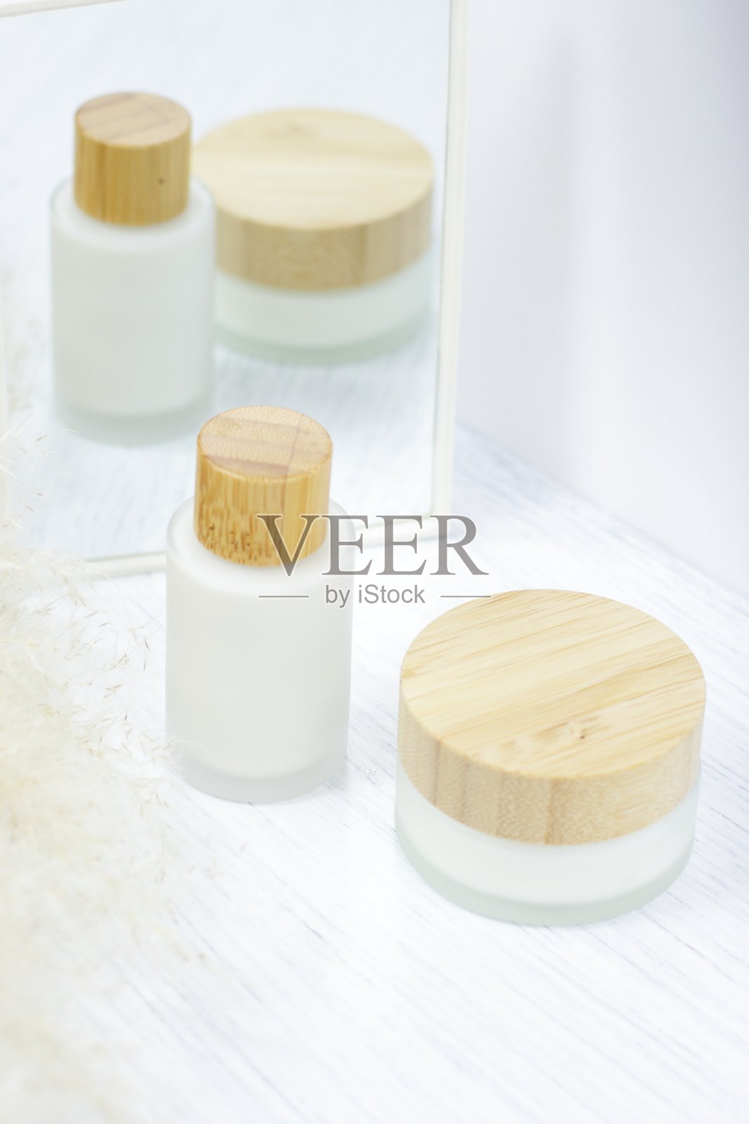 玻璃磨砂化妆品霜瓶与木制顶部照片摄影图片