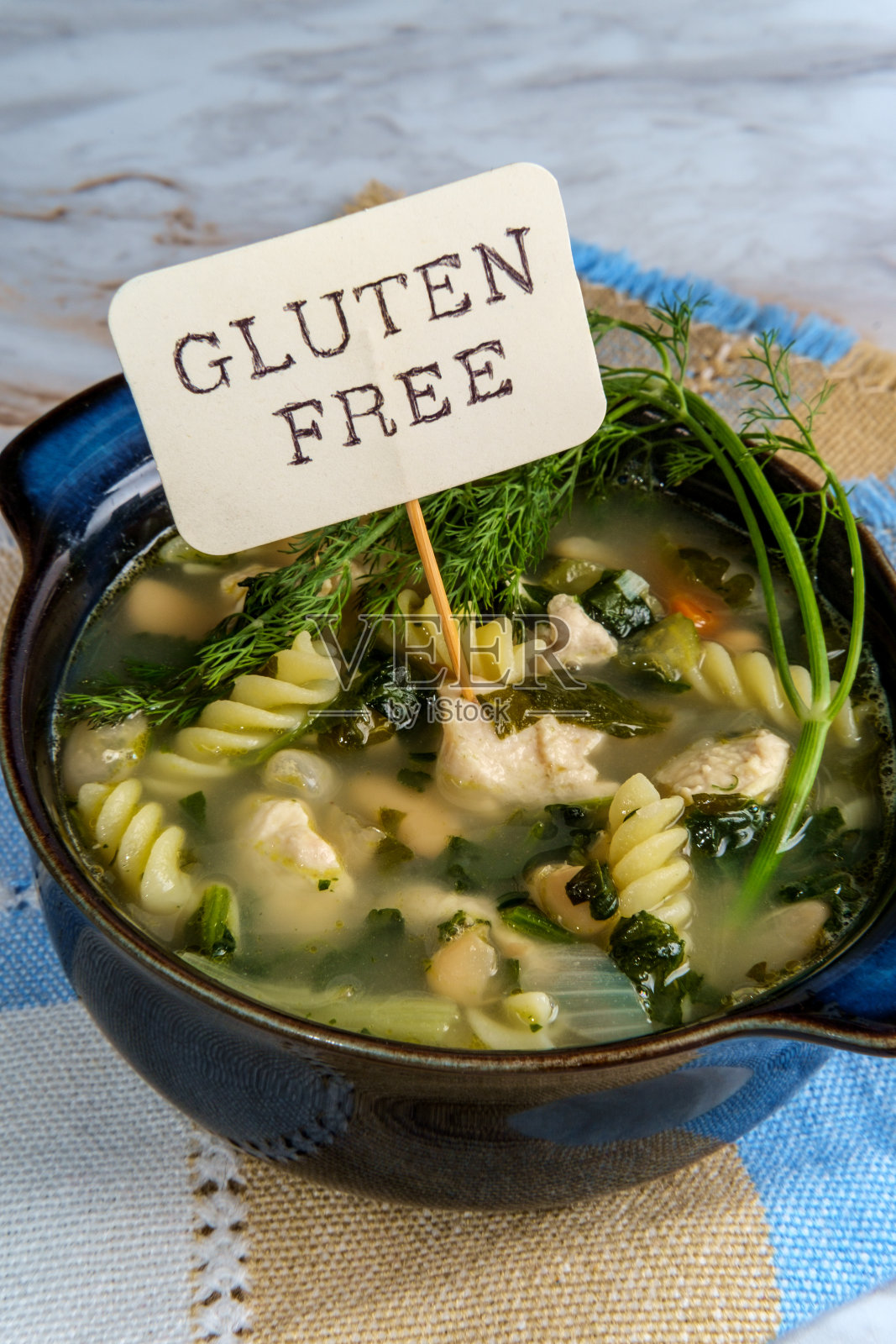 鸡肉面条汤照片摄影图片
