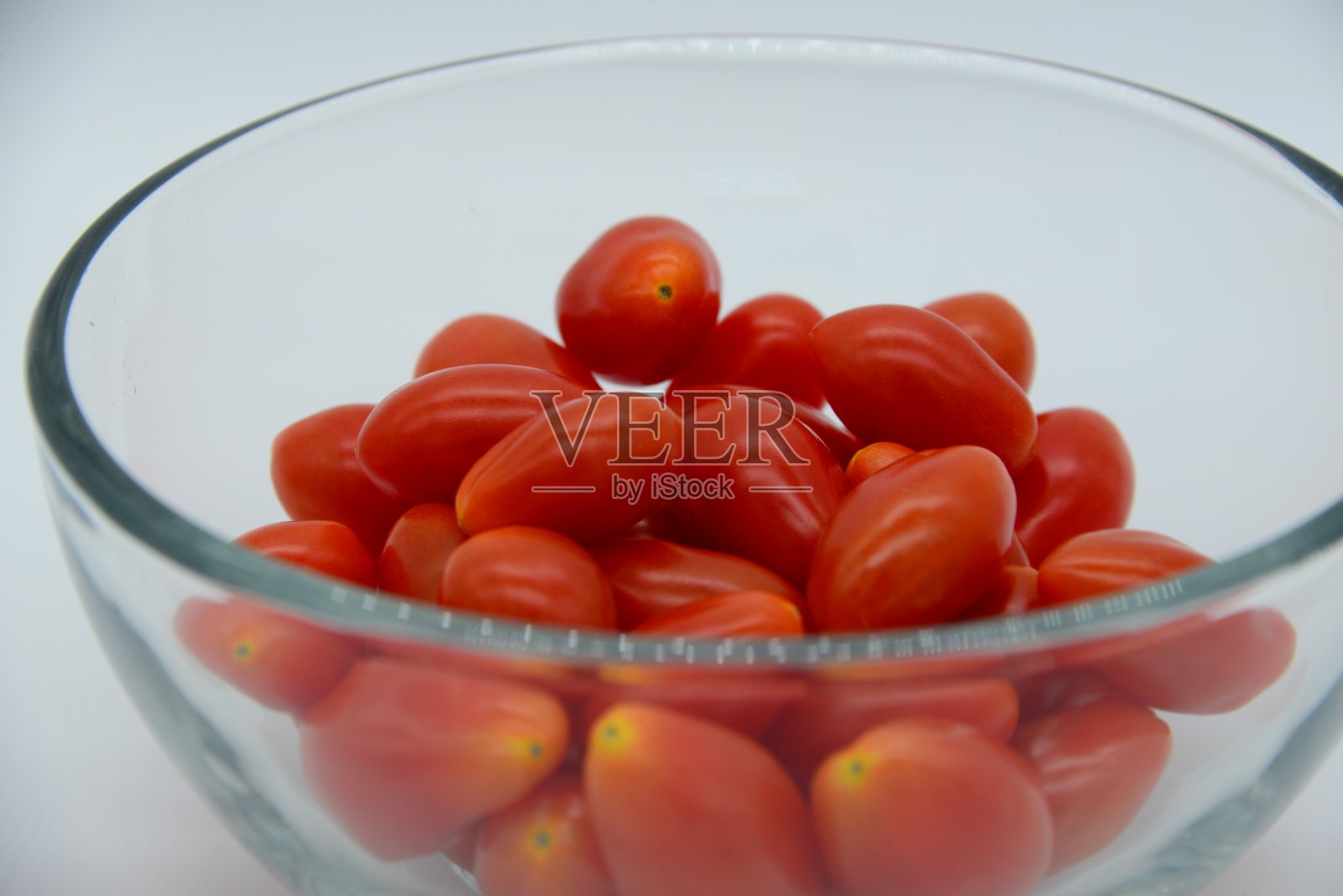 玻璃碗里多汁的樱桃番茄照片摄影图片