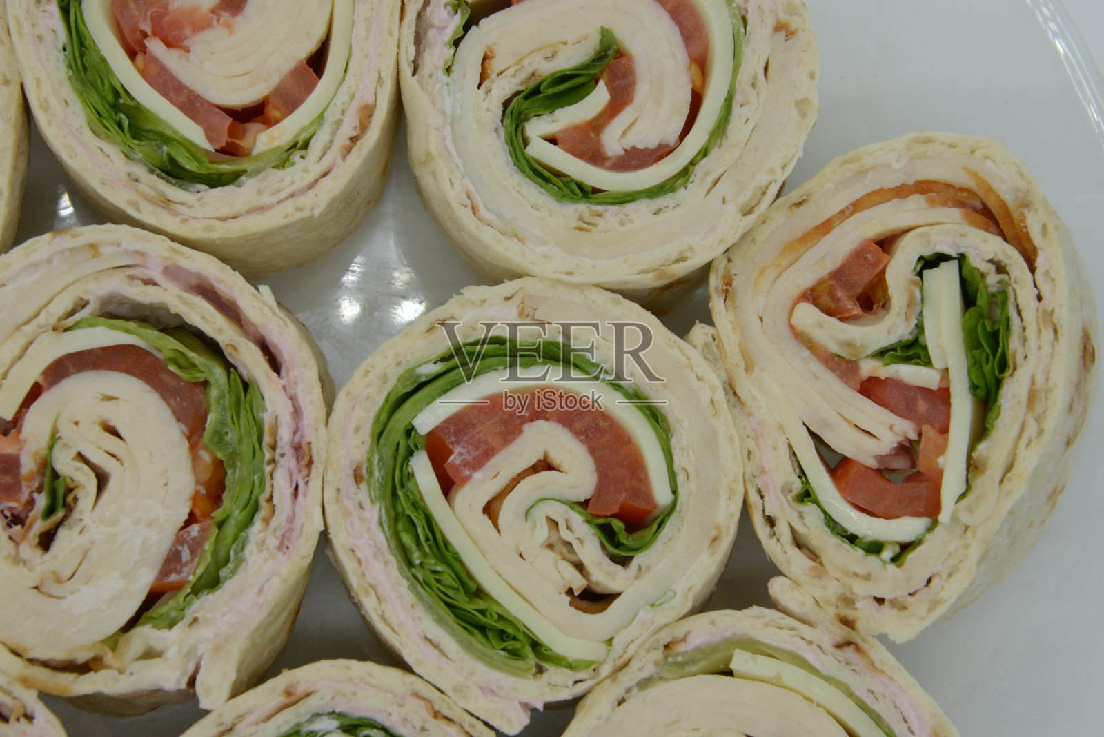 美味的鸡肉和瑞士风车盘从上面照片摄影图片