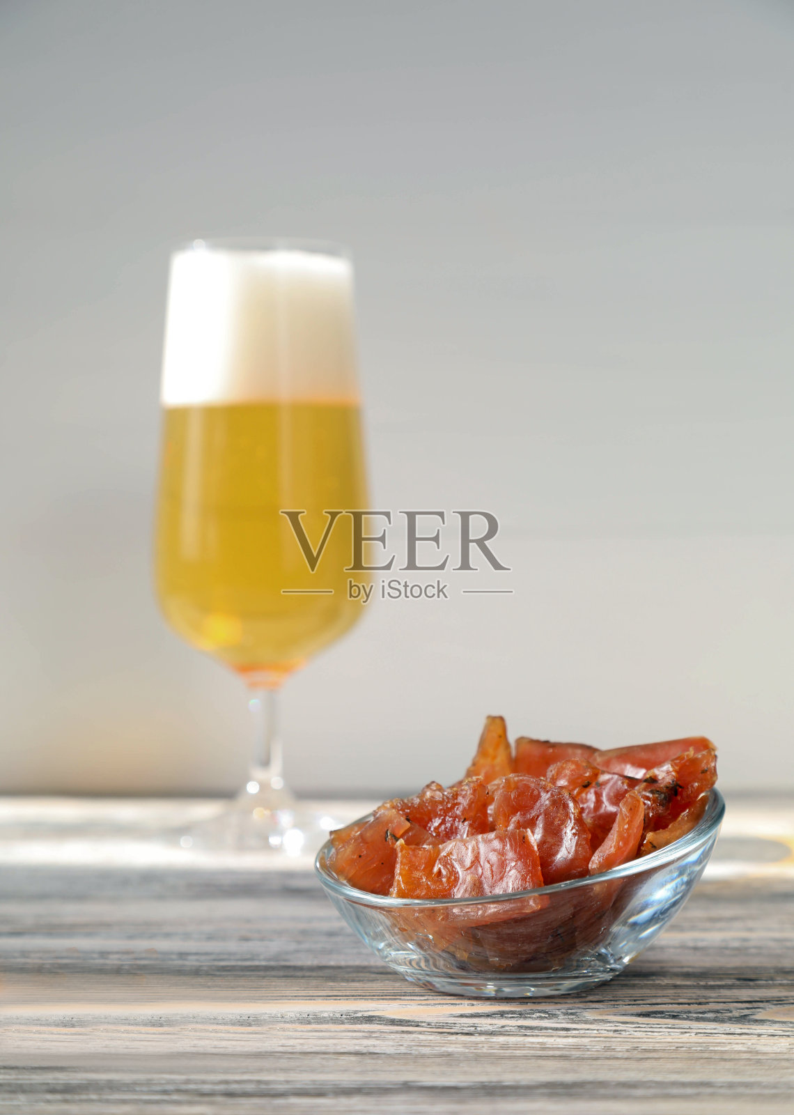 牛肉干和一杯有泡沫的啤酒照片摄影图片