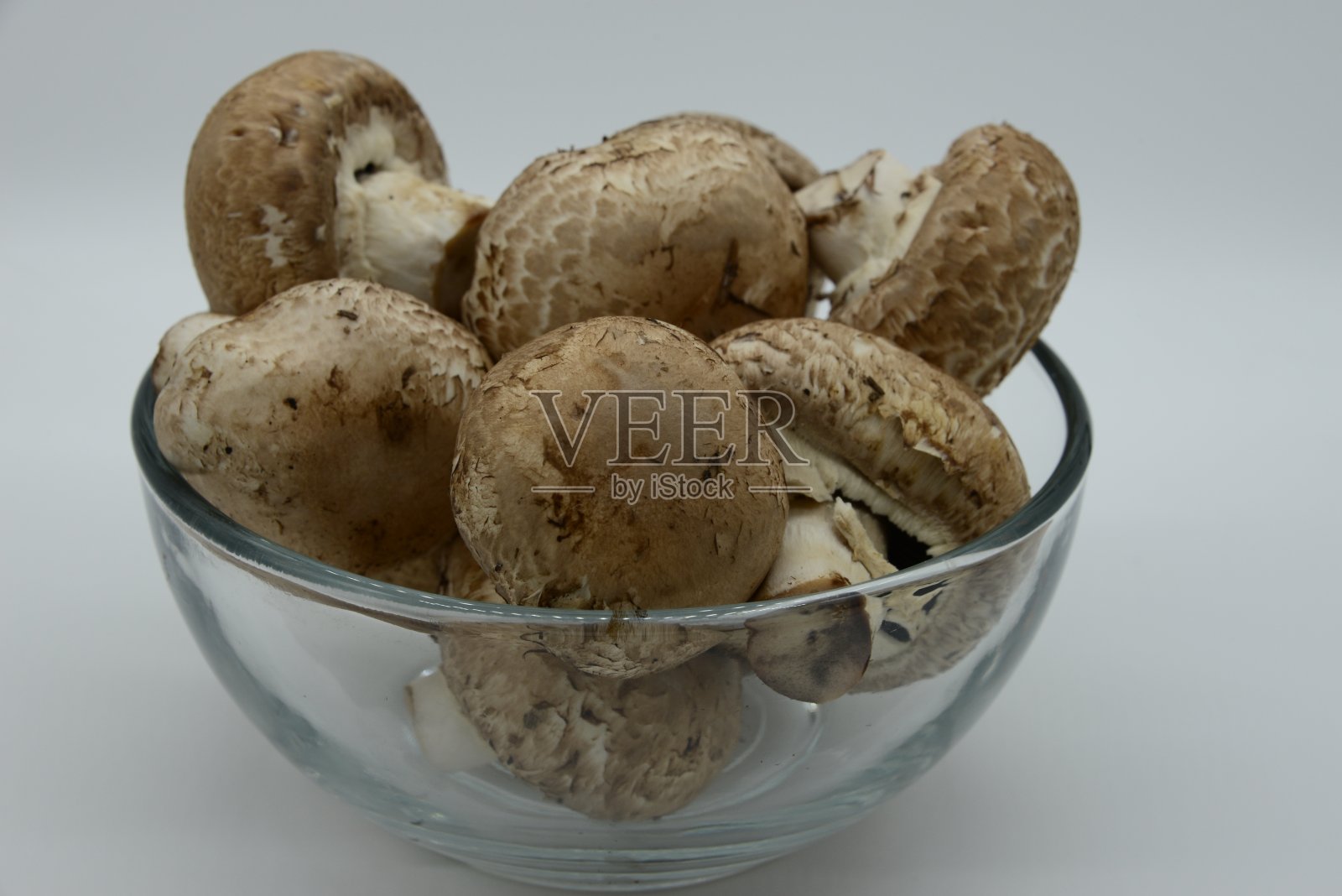 新鲜奶油蘑菇内的玻璃碗照片摄影图片