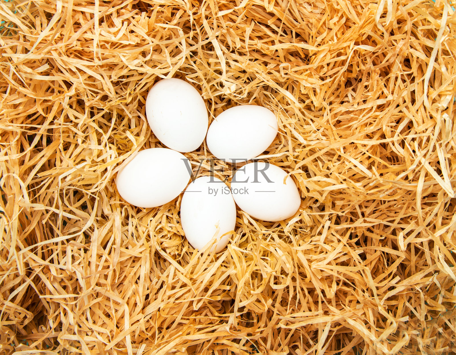 鸟窝中天然的白色鸟蛋俯视图照片摄影图片