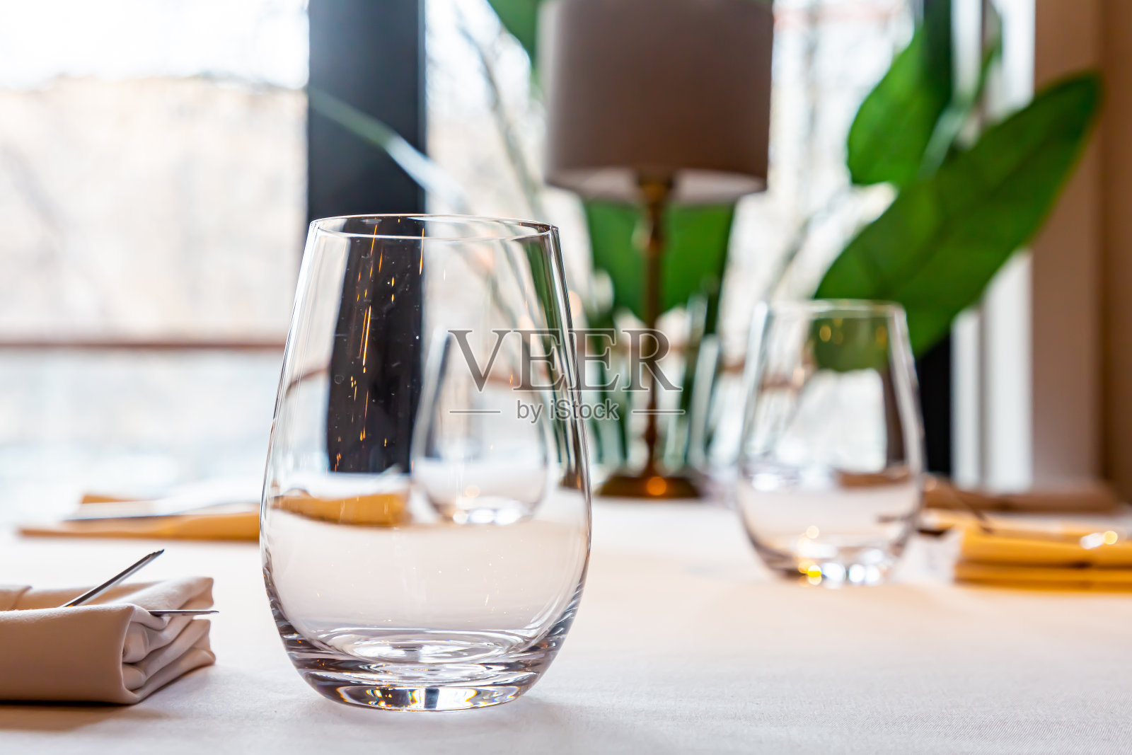 空杯子和刀叉在餐厅的桌子上等待客人。服务表照片摄影图片